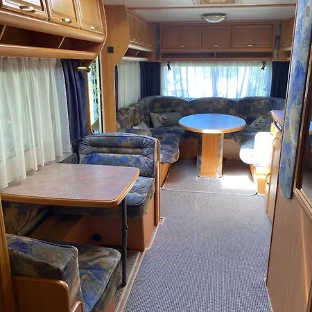 Stor Campingvogn Med Fortelt Camping Gråsten